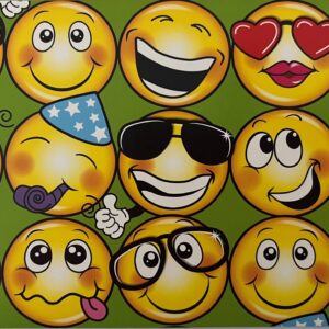 Op de envelop staan 15 blije (gele) smileys, o.a.: met zonnebril, met hartjes, met een feesthoedje en roltoetertje, met uitgestoken tong.