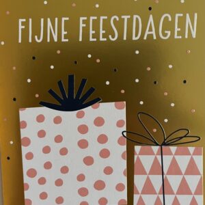 Op een goudkleurige achtergrond met witte, blauwe en roze stippen, staat in witte letters ''Fijne Feestdagen''. Er staan een klein en een groot cadeau in. Als afbeelding een klein en een groot cadeau in wit/roze papier afgebeeld met boven op een blauwe strik.