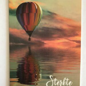 Op de kaart staat de afbeelding van een roodgrijsgroene horizon waarin een kleurige luchtballon zweeft boven het water. Daarbij staat de tekst "Sterkte".