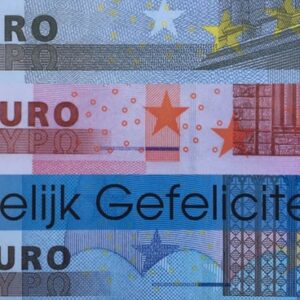 Op de envelop staan drie bankbiljetten afgebeeld (5, 10 en 20 euro).