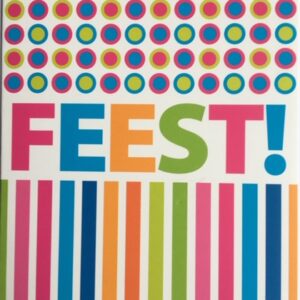 Op een vrolijk gekleurde achtergrond staat het woord "feest!" in roze, blauwe, oranje en groene letters. Onder het woord staan verticale dikke strepen in dezelfde kleuren als de letters en boven het woord staan stippen in deze kleuren.