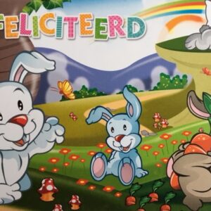 Op de kaart staat "Gefeliciteerd" in roze, blauw, groen en oranje. Op een heuvelachtig graslandschap met bloemetjes, paddenstoelen, vlinders en wortels, zijn 4 vrolijke konijntjes afgebeeld. Eentje omhelst een grote wortel en een ander ligt op een kussen te slapen.