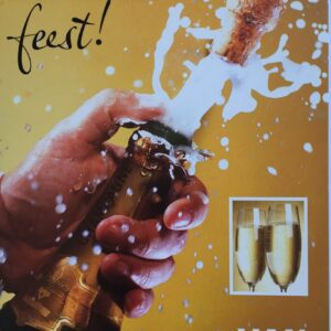 "Dit wordt echt een knalfeest, van harte gefeliciteerd". Op de kaart staat op een gele achtergrond een afbeelding van twee handen die een champagnefles ontkurken. Ook staat er een afbeelding van twee gevulde champagneglazen.