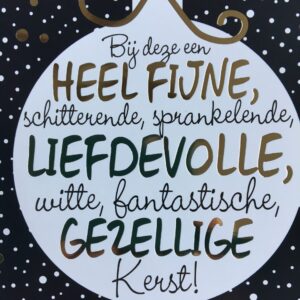 Op een donkere achtergrond met witte en gouden sneeuwvlokken staat een grote, witte kerstbal met een gouden strik. In de kerstbal staat "Bij deze een hele fijne, schitterende, sprankelende, liefdevolle, witte, fantastische, gezellige Kerst".
