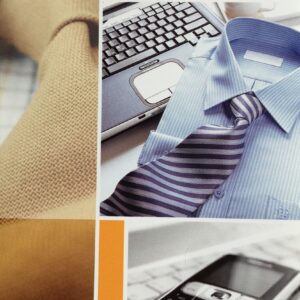 Op de kaart staan 2 foto's: eentje van een toetsenbord, overhemd en stropdas. Op de andere fot zijn een toetsenbord met een mobiele telefoon te zien.